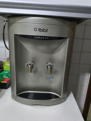 Bebedouro de mesa IBBL Compact, modelo FN2000, na cor prata