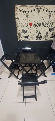 Mesa e Cadeiras de Madeira
