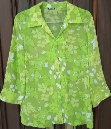 Camisa manga 3/4 Marca Nurian tamanho M estampa floral verde (falta 1 botão)