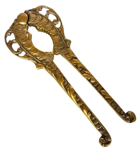 Quebra nozes de mão em bronze maciço profusamente adornado por decoração fitomórfica*