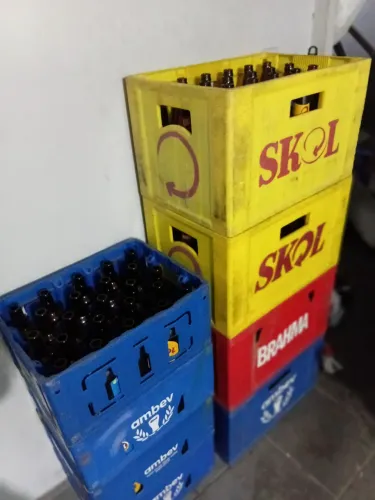 Engradados de cerveja completos com as garrafas 600ml e 330ml. 40 reais cada.