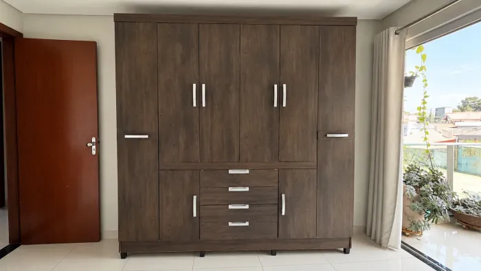 Guarda-roupas MDF 6 portas e 4 gavetas