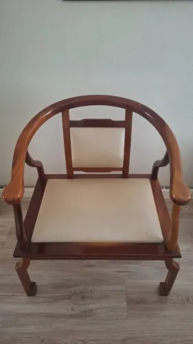 Poltrona com estrutura de madeira