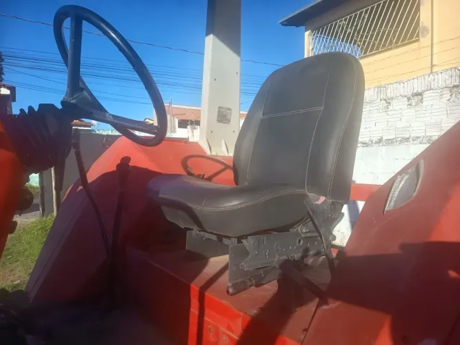 Trator Massey traçado 680 
