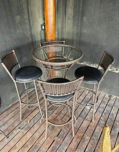 Jogo de banquetas + mesa em fibra sintética 
