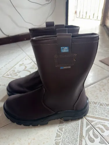 Bota marluvas cano longo marrom
