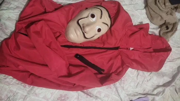 fantasia la casa de papel com máscara 