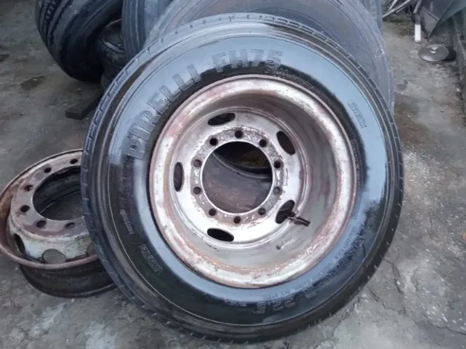 Pneu meia vida com roda de ferro 295/80 R 22,5  para ônibus ou caminhão