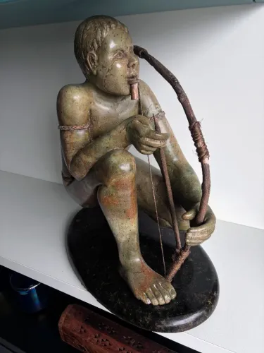 Escultura em pedra-sabão em base de granito, 23cm x37cm x 40cm (h) e acessórios