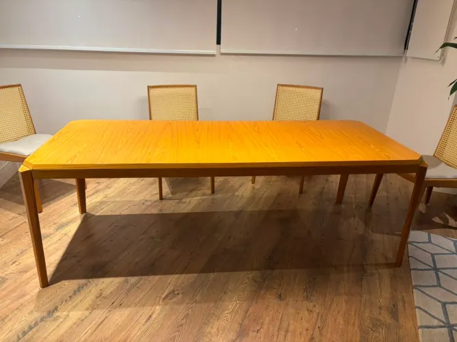 Mesa de Jantar Premium 2,20 m em Freijó | Estrutura Metálica | 6 Lugares
