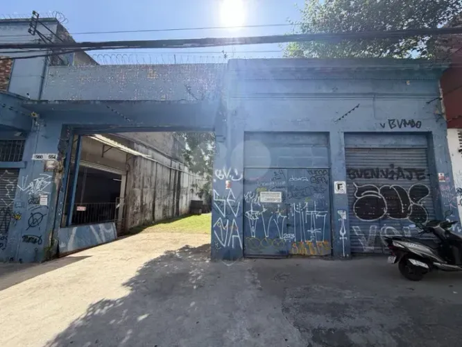 Terreno Comercial à Venda na Rua Barra Funda com 1.052 m²