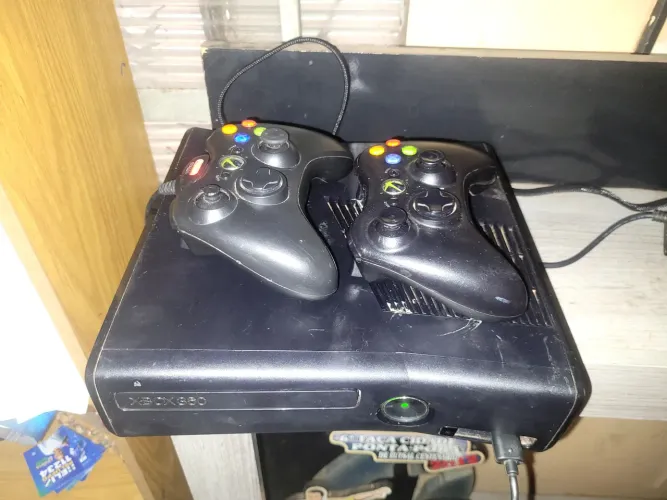 XBOX 360 SLIM DESBLOQUEADO, 2 controles originais, kinect, HD interno original 