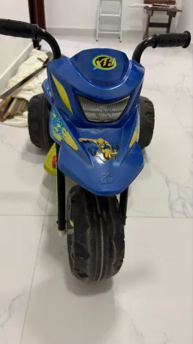 Moto triciclo elétrica infantil , bateria de lítio e carregador novo.