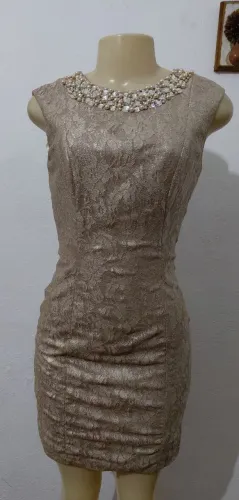 Vestido de festa, renda com cetim e pedras bordadas na parte de cima, cor dourado