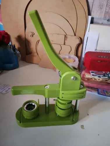 Máquina de bottons nova.