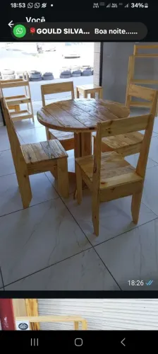 Conjunto de mesa e cadeiras