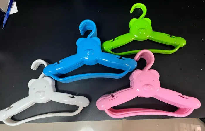 Cabide de roupa infantil