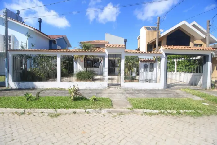 Casa com Piscina, Lareira e Amplo Pátio no Bougainville - Próxima à Av. Adolfo Fetter