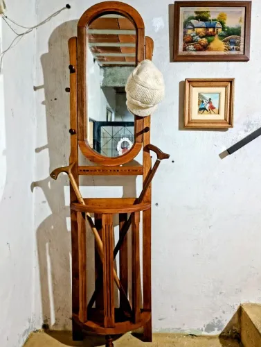 Chapeleira/Aparador antigo de madeira maciça com espelho e suporte para guarda chuvas/beng