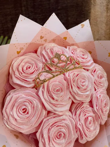 Buquê de flores de cetim disponível pronta entrega