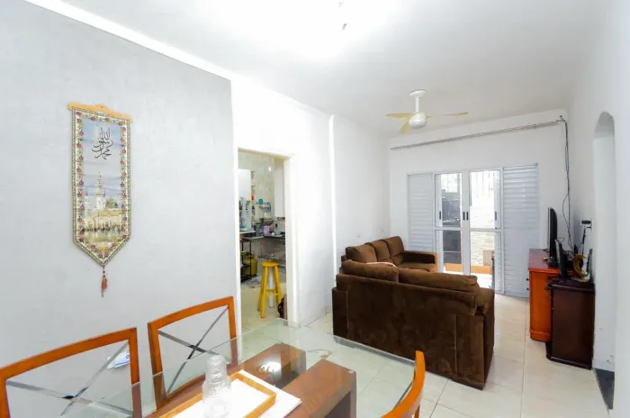 Casa com 3 Quarto(s) e 1 banheiro(s) para Alugar, 129 m² por R$ 2500 / Mês