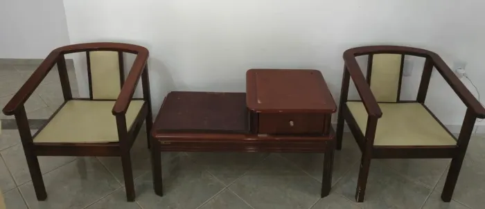 Conjunto de Madeira com 2 Poltronas e Mesa com Gaveta