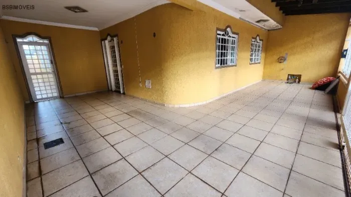 Ceilândia centro/ QNM 17 sul / casa 3 quartos sendo 1 suíte/ aceita financiamento bancário