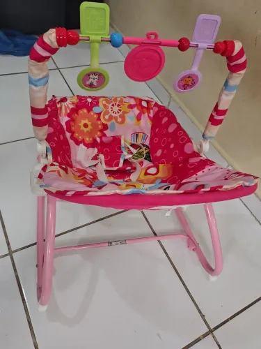 Cadeirinha de balanço vibra e toca música 