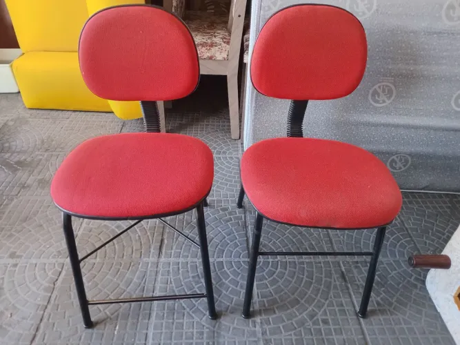 02 cadeiras em bom estado. (Entrego)