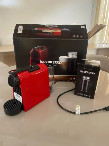 nespresso essenza vermelha com aeroccino novinha