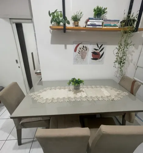 Mesa de jantar com 4 cadeiras e tampo de vidro