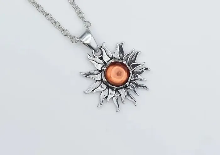 Colar com pingente de sol