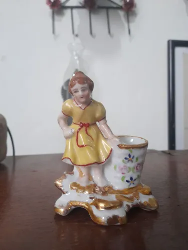 Antigo bibelo de porcelana -defeito ler descrição