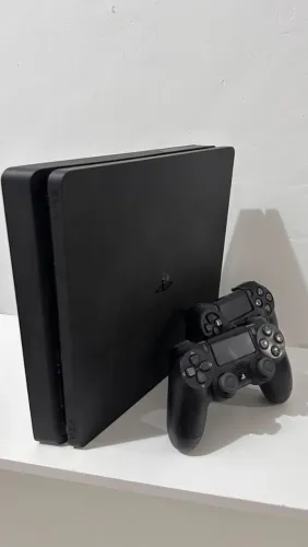 PS4 SLIM 1TB + 2 CONTROLES ORIGINAIS + CARREGADOR + 3 JOGOS