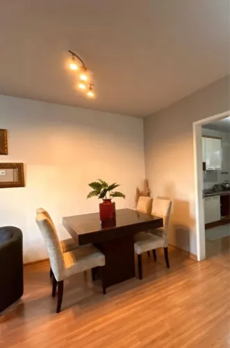 Conjunto sala jantar - mesa e 4 cadeiras