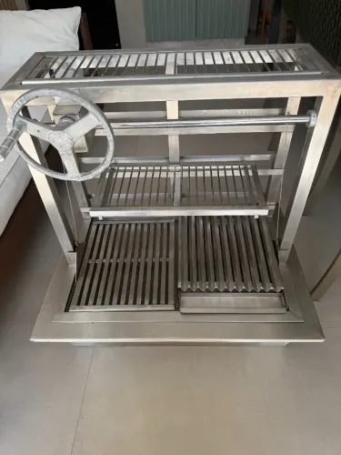 Churrasqueira Grill inox 304 com elevação e braseiro inox.
