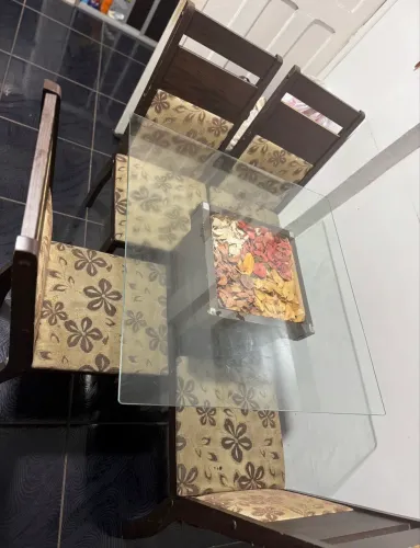 Mesa de vidro de 4 lugares
