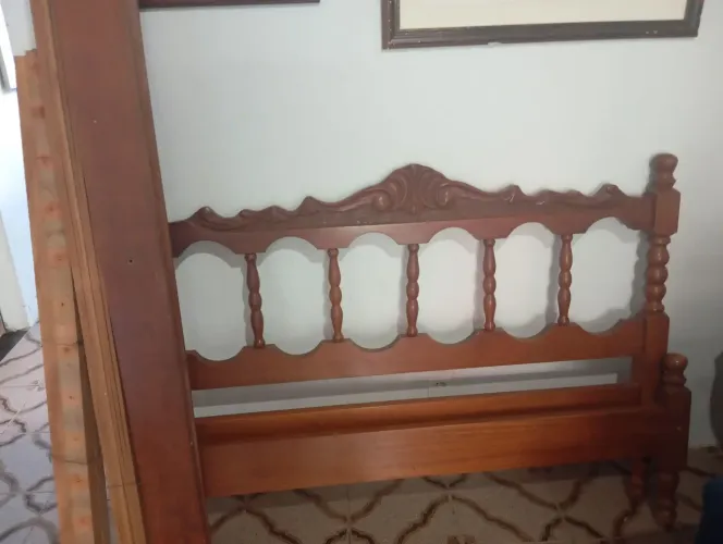 Vendo cama de casal madeira nobre imbuia.