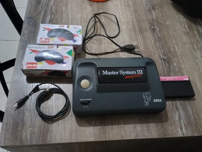 Master System 3 com Sonic na memória e cartucho tom e Jerry com dois controles novos 