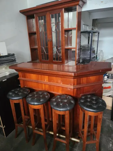 Bar estilo inglês em mogno com 4 banquetas