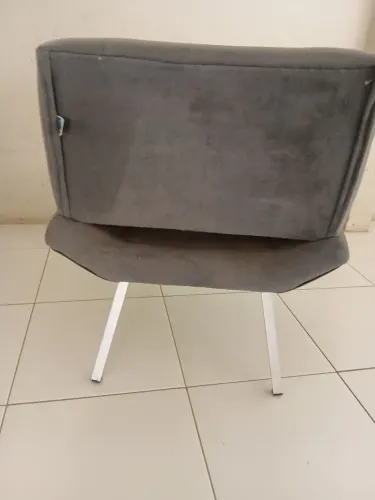 Poltrona de Veludo Cinza Elegance - Moderna, Confortável e Bem Conservada