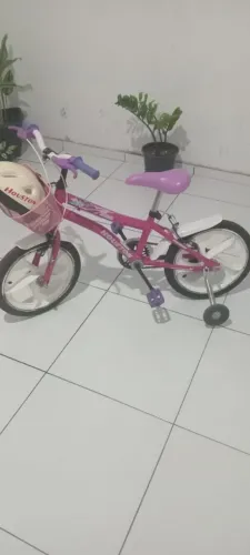 Vendo bicicleta feminina aro 16, com capacete.