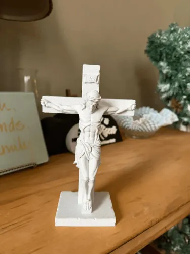 estatueta jesus na cruz