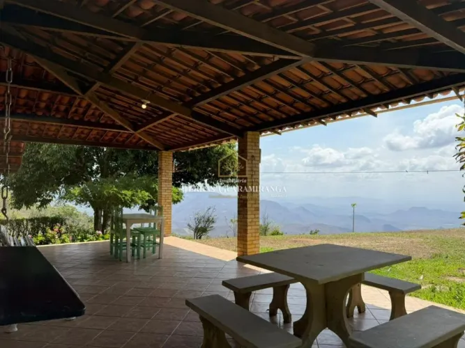Casa com Vista Privilegiada e Amplo Terreno em uma das Regiões Mais Encantadoras da Serra