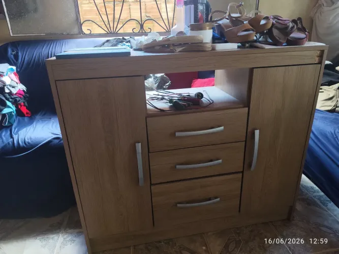 Cômoda marrom 2 portas e 3 gavetas