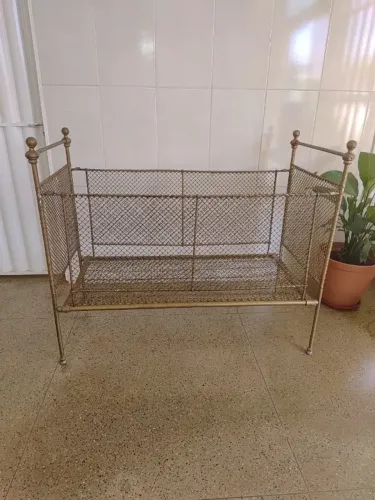 Berço de ferro antigo, medindo 1,28x0,56