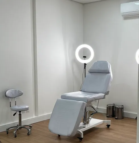 Maca Hidráulica Estética com ajuste de altura já plastificada com mocho e lupa - Estek