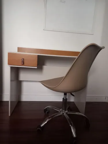 Mesa escrivaninha e cadeira (entrego)