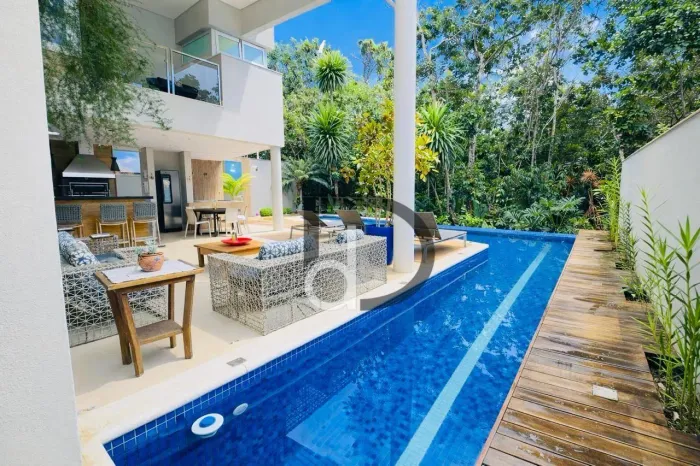 Casa contemporânea cercada pela natureza no Módulo 24 | Piscina aquecida e garagem subterr