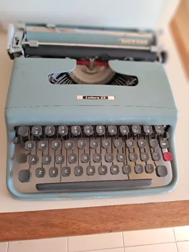 Máquina de escrever Olivetti Lettera 22 (com estojo)